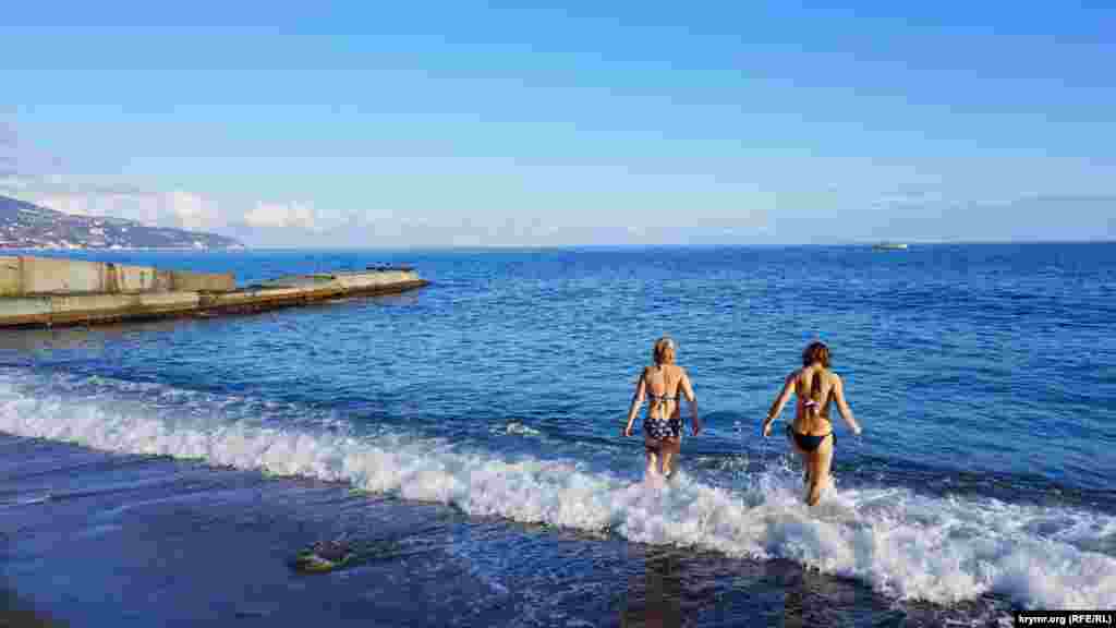 После спуска с Ай-Николы некоторые отчаянные туристы воспользовались возможностью пару минут поплавать в море у пляжа Ливадии. Температура воды +10 их лишь взбодрила