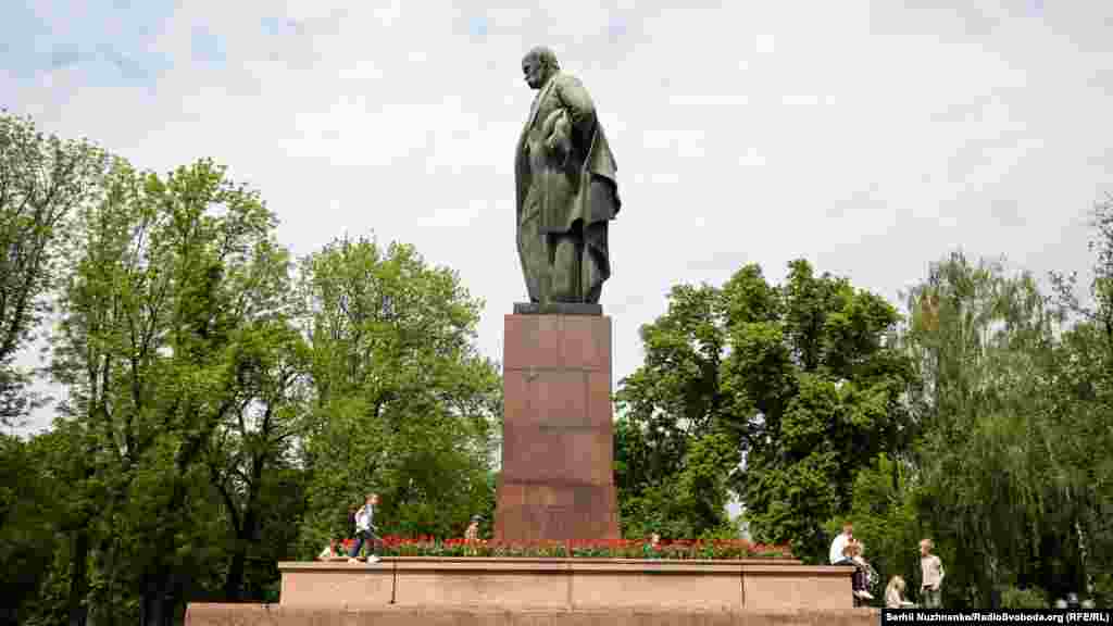 Памятник автору &laquo;Кобзаря&raquo; Тарасу Шевченко, который направлен в сторону университета