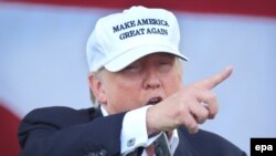 Дональд Трамп у кепці з передвиборчим слоганом «Зробимо Америку великою знову!» під час президентської кампанії у Майамі, 2 листопада 2016 року