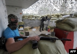 Separatist la un punct de control în Donețk.