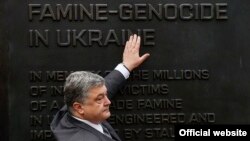 Порошенко у США біля меморіалу жертвам Голодомору в Україні 1932–1933 років. Вашингтон, 19 червня 2016 року