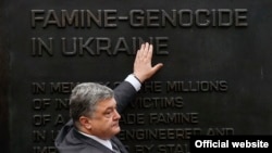 П'ятий президент України Петро Порошенко у США біля меморіалу жертвам Голодомору-геноциду в Україні 1932-1933 років. Вашингтон, 19 червня 2016 року