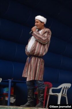 Ходжиакбар Шарипов выступает в роли Насреддина Афанди в ходе празднования Дня независимости Узбекистана в Томске.