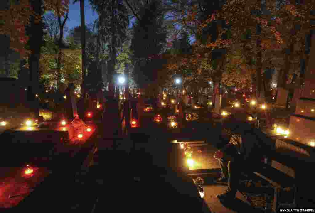 Ucrainenii participă la ceremonia Memoria Lumânrilor din cimitirul Lychakiv din Lviv.