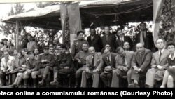 Istoria comunismului românesc trebuie să conțină un capitol dedicat fotbalului. Dej și subalterni ai lui la primul meci între o echipă muncitorească română și una sovietică pe stadion la Laromet (1 iunie 1945).Fototeca online a comunismului românesc, cota:186/1945(182/1945)