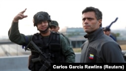 لئوپولد لوپز درآغاز دور تازه اعتراضات در ونزوئلا به همراه دیگر مخالفان در یک پایگاه هوایی در کاراکاس حاضر شد.