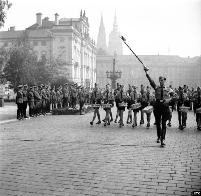 Марш членов Гитлерюгенда в оккупированной Праге, сентябрь 1943 года