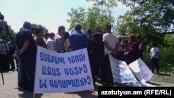 Armenia -- Residents of Garni village block a road in protest against a controversial irrigation project, 20 May, 2016