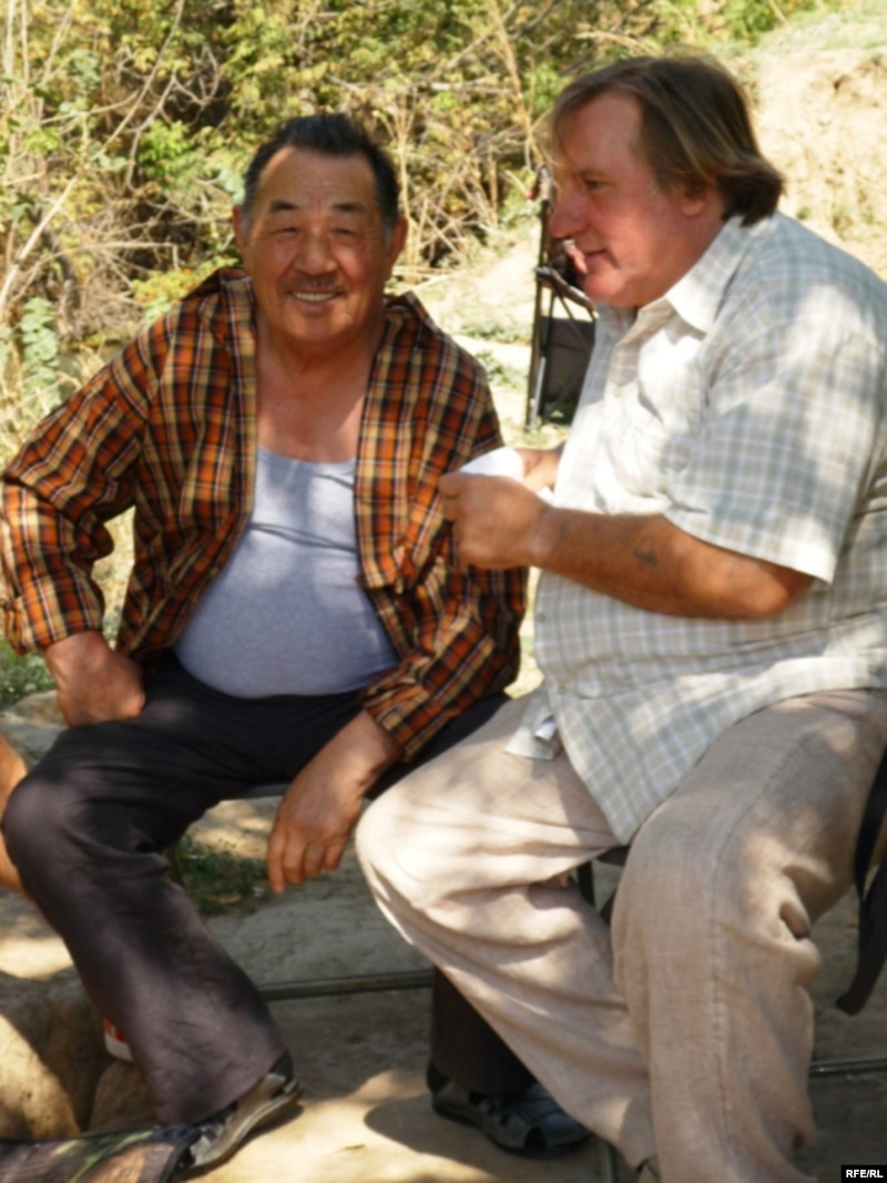 Французский актер Жерар Депардье (справа) и казахский актер Нуржуман Иктымбаев в перерыве между съемками. Село Келте Машат