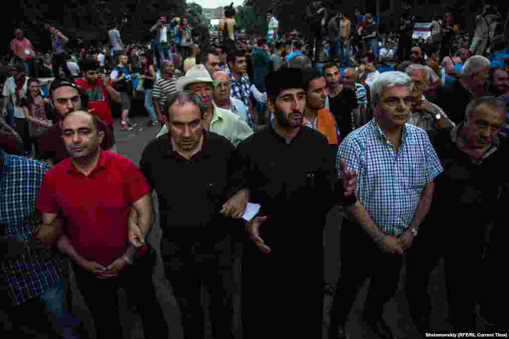 Громадські діячі та представники духовенства встали в лінію, таким чином розділивши протестуючих і поліцію Фото від 28 червня з проспекту Баграмяна