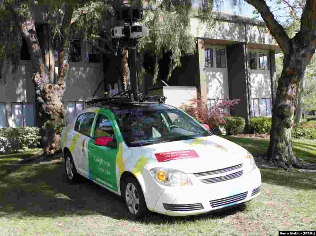 Google Street View деп аталган дүйнө кезип, көчөлөрдү, үйлөрдү, айлана-чөйрөнү тарткан атайын жабдылган машине.&nbsp;