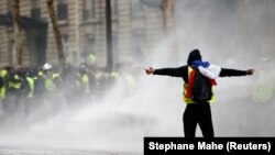 Sukobi policije i demonstranata na protestu u Parizu