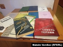 Рабочий кабинет историка изобилует книгами о репрессиях