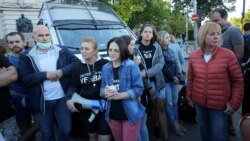 Майките от "Системата ни убива" с Мая Манолова пред задържания бус на организацията рано сутринта в неделя