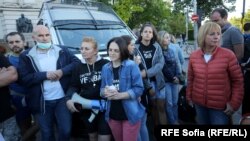 Майките от "Системата ни убива" с Мая Манолова пред задържания бус на организацията рано сутринта в неделя