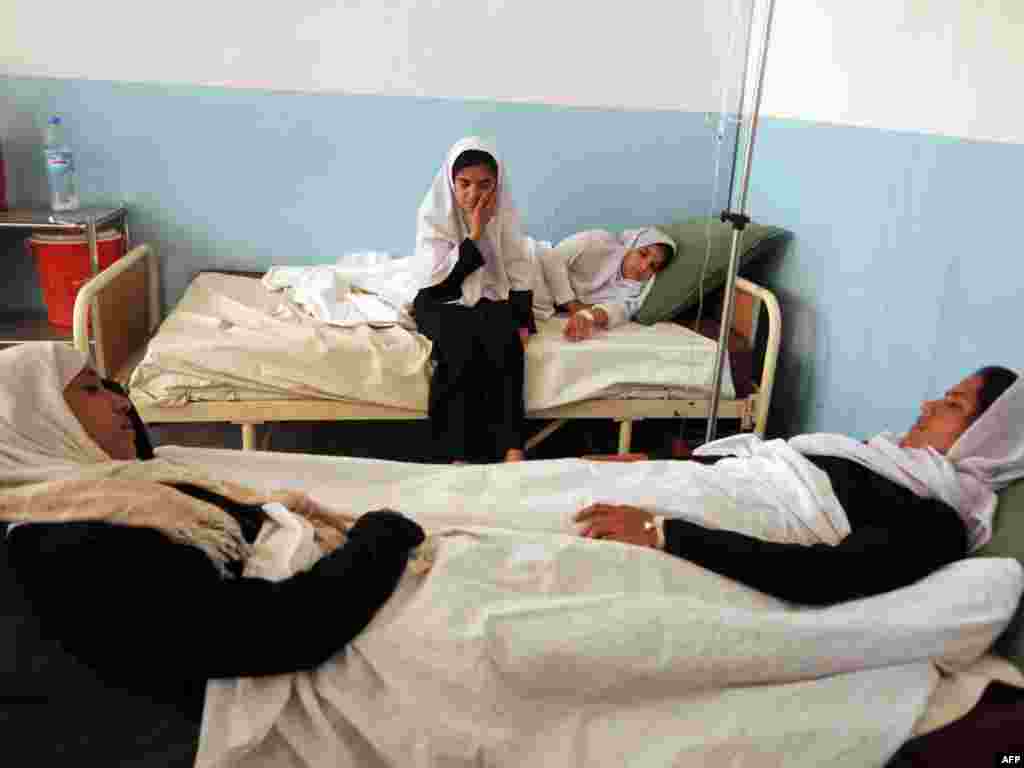 Avganistan - Otrovane učenice - Više od 60 avganistanskih učenica u gradu Charikar je otrovano od gasa. To je bio drugi slučaj trovanja u ovom gradu u svega dvije sedmice.