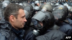 Виталий Кличко, лидер партии "УДАР", в окружении сотрудников спецподразделений ураинской милиции. Киев, 25 ноября 2013 года.