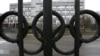 Забор с "олимпийскими кольцами" Федерального научного центра Физической культуры и спорта в Москве, где располагается и лаборатория WADA.