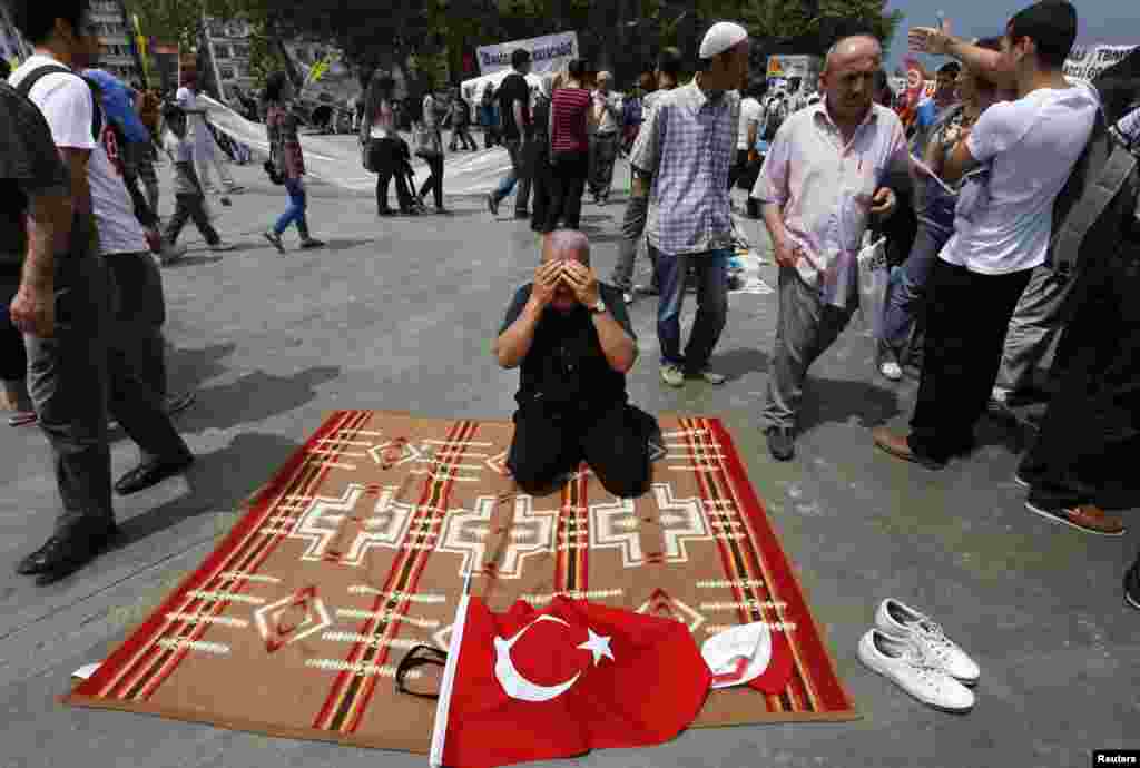 Turska - Molitva petkom na trgu Taksim, Istanbul, 7. juni 2013. Foto: REUTERS / Yannis Behrakis    
