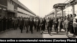 Vizita lui Ceauşescu în Buzău, la sărbătorirea a 1600 de ani de la prima atestare documentară a orașului. La Întreprinderea de Utilaj Tehnologic. (24 septembrie 1976) Fototeca online a comunismului românesc; cota:230/1976