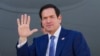 Američki državni sekretar Marco Rubio ukrcava se u avion američkih zračnih snaga prilikom napuštanja Bahreina 25. juna.
