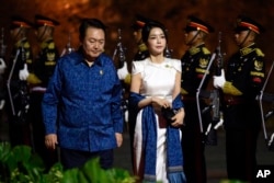 Președintele sud-coreean, Yoon Suk Yeol, și prima doamnă, Kim Keon Hee, sosesc la o cină oficială în cadrul summitului G20, la Nusa Dua, Indonezia, pe 15 noiembrie 2022.