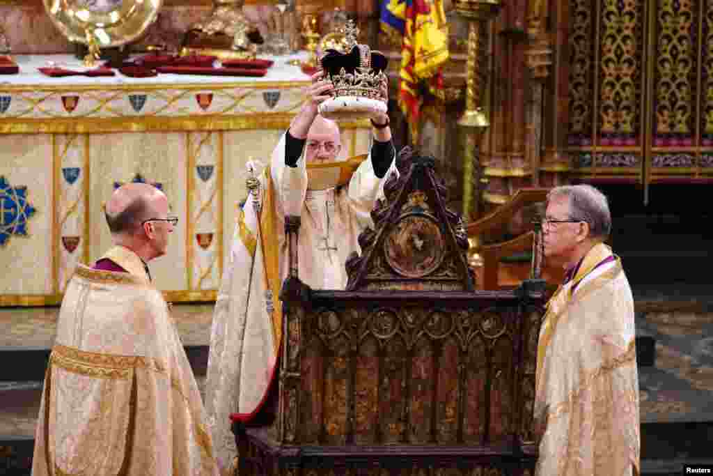 Regele Charles al III-lea este încoronat cu Coroana Sfântului Eduard de către Arhiepiscopul de Canterbury, în timpul ceremoniei de încoronare din Westminster Abbey, Londra.&nbsp;