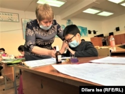 Офлайн-урок в школе № 38 во время пандемии коронавируса. Шымкент, 2 марта 2021 года.