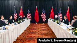 Держсекретар США Ентоні Блінкен (другий праворуч) і радник з питань національної безпеки Джейк Салліван (праворуч) виступають перед Ян Цзечі (другий ліворуч), членом Політбюро і найвищим представником лідера Китаю Сі Цзіньпіна та міністром закордонних справ Китаю Ван І (ліворуч)