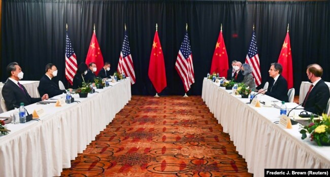 АҚШ пен Қытай делегациясы Аляскадағы кездесуде отыр. 18 наурыз 2021 жыл.