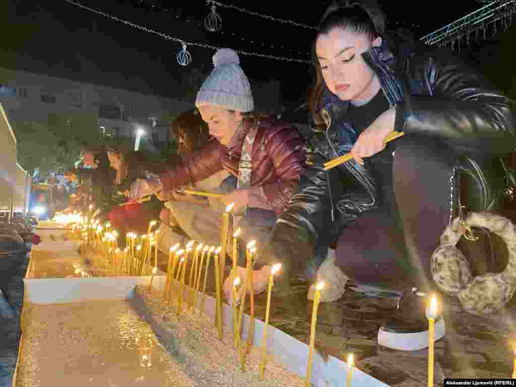 Симболично палење свеќи за убиените седум мажи и три жени и две момчиња на 10 и 13 години во Цетиње на првиот ден од новата 2025 година &nbsp;