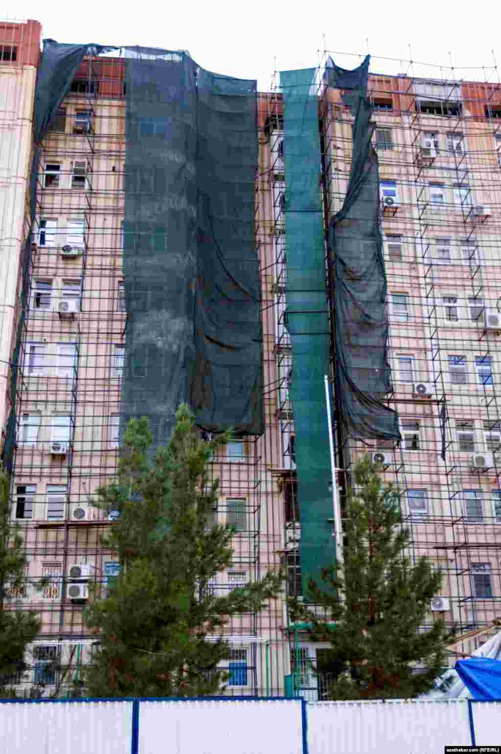 Bejeriş işleri üçin tutuş jaýyň daşyna çekilen gurluşyk matasy, 4-5 aý bäri ulanylman, ýyrtylyp, öz- özünden ýok bolup barýar, Parahat- 2/1.&nbsp;