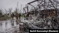 Разбитая бронетехника под антидронной сеткой на трассе возле Константиновки