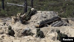 Эстонскія салдаты прымаюць удзел у ваенных вучэньнях НАТО на палігоне Тапа ў Эстоніі 12 траўня 2015 году