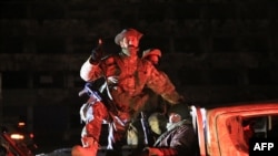  Сирийски бойци дефилират по улиците на Хомс през нощта на 8 декември 2024 година 