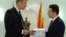 Архивска фотографија - Евроамбасадорот во Македонија Аиво Орав на премиерот Никола Груевски му врачува Извештајот за напредокот на Македонија кон ЕУ.