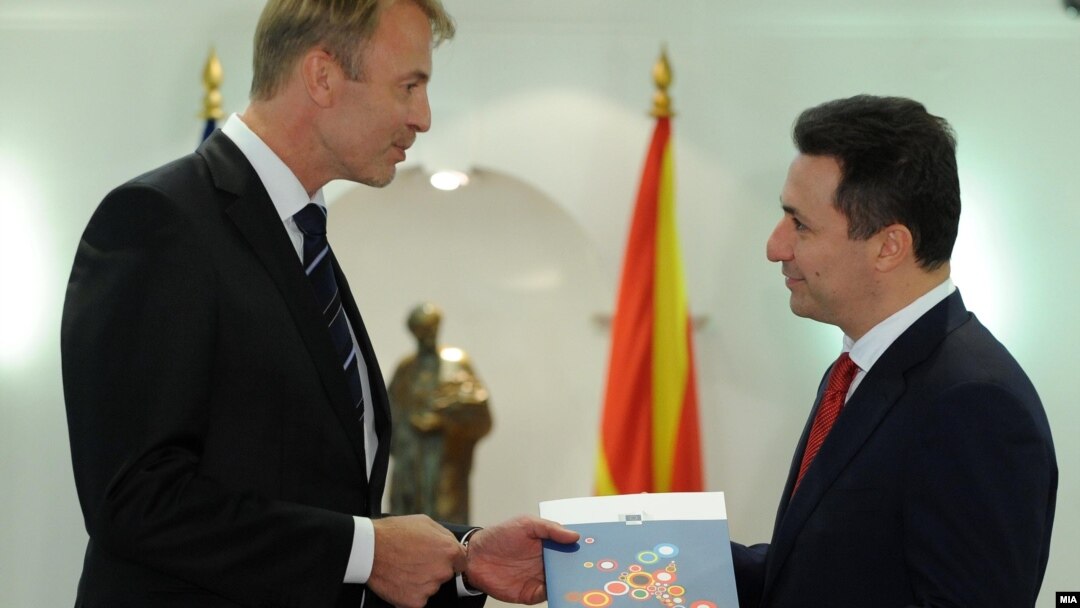 Евроамбасадорот во Македонија Аиво Орав на премиерот Никола Груевски му го врачи Извештајот за напредокот на Македонија кон ЕУ.