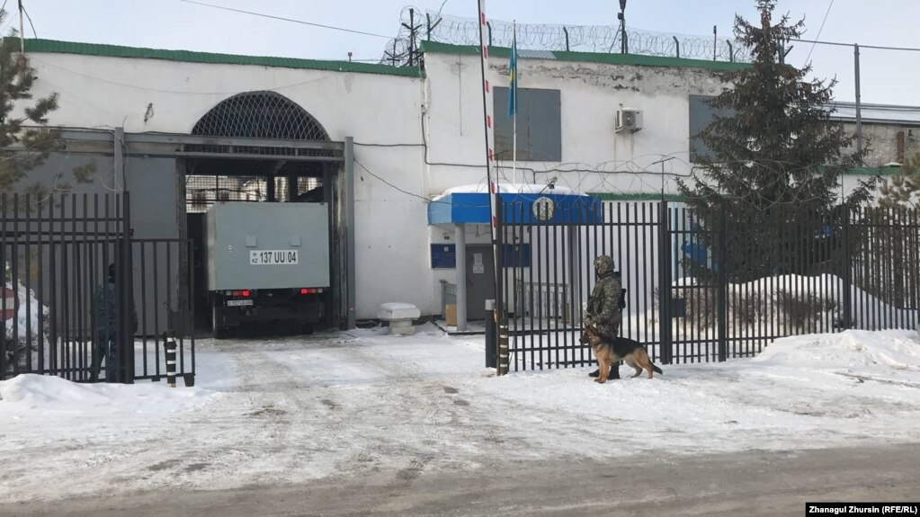 У ворот тюрьмы в городе Актобе. Иллюстративное фото