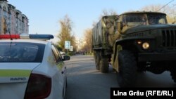 Un camion al Armatei Naționale aduce militari care să amenajeze centrul de triere pentru bolnavii de Covid-19 la Centrul expozițional Moldexpo