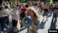 Protesters gather near the parliament building in Kyiv on August 19 to voice their anger over Ukrainian President Volodymyr Zelenskyy's decision last month to fire Defense Minister Mykhaylo Fedorov. 