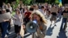 Demonstranti su se okupili u blizini zgrade parlamenta u Kijevu 19. avgusta kako bi izrazili nezadovoljstvo odlukom ukrajinskog predsednika Volodimira Zelenskog da prošlog meseca smeni ministra odbrane Mihajla Fjodorova.