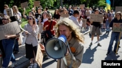 Demonstranti su se okupili u blizini zgrade parlamenta u Kijevu 19. avgusta kako bi izrazili nezadovoljstvo odlukom ukrajinskog predsednika Volodimira Zelenskog da prošlog meseca smeni ministra odbrane Mihajla Fjodorova.
