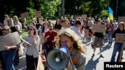 Protestuesit u mblodhën pranë ndërtesës së parlamentit në Kiev më 19 gusht për të shprehur zemërimin e tyre lidhur me vendimin e presidentit ukrainas, Volodymyr Zelensky, muajin e kaluar për të shkarkuar ministrin e Mbrojtjes, Mykhaylo Fedorov.