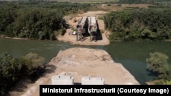 Podul de la Zagarancea, Ungheni, care va lega cele două maluri ale Prutului, încă în construcție, într-o imagine publicată în august 2026 de ministerul Infrastructurii. Proiectul e finanțat din fonduri europene nerambursabile, prin Mecanismul pentru Interconectarea Europei (CEF).