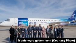 Promocija kampanje vlade Crne Gore o pristupanju EU "28by28 - The next EU member" šalje poruku na avionima nacionalne aviokompanije na aerodromu u Podgorici 25. februar 2026.