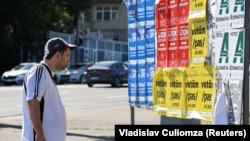 În ceea ce ține de politica externă, formațiunile politice creditate de sondaje să treacă pragul electoral promit ori integrarea în UE, ori relații bune cu toți, în special cu Federația Rusă.