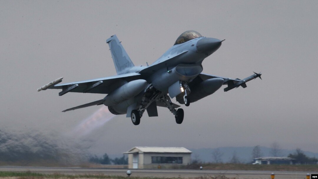 Паўднёвакарэйскі зьнішчальнік KF-16 падчас вучэньняў у 2013 годзе