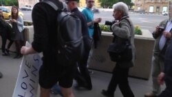 В Москве задержали активистов, которые принесли плакаты с ЛГБТ-слоганом под посольство США (видео)