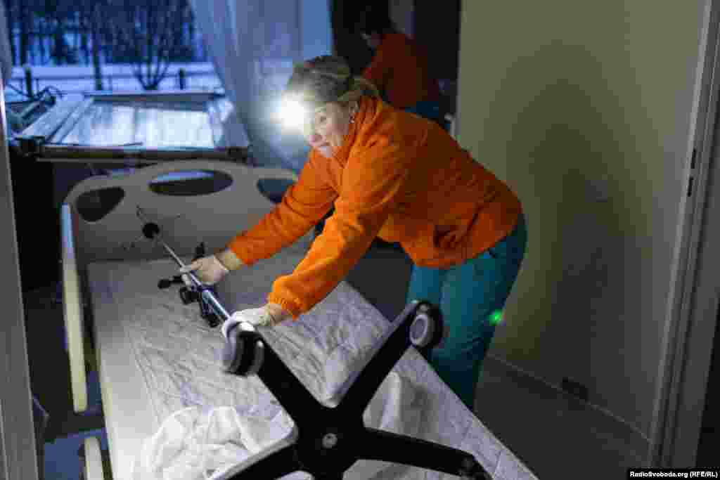 Персонал клініки прибирає у палатах стаціонарного відділення після російської атаки. Намагаються врятувати обладнання і меблі.Українська влада і міжнародні організації кваліфікують такі удари як воєнні злочини.Керівництво Росії, попри численні факти та зібрані докази, заперечує, що завдає цілеспрямованих ударів по цивільній інфраструктурі міст і сіл України, убиваючи цивільне населення і руйнуючи лікарні, школи, дитячі садочки, об’єкти енергетики та водозабезпечення. 