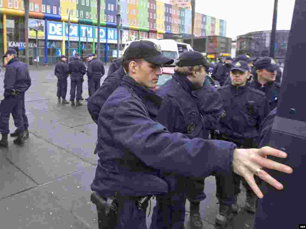 Nizozemska - Evakuacija u trgovačkom centru - Policija je u Amsterdamu evakuirala trgovački centar 'Villa Arena'.Sedam osoba je uhapšeno pod sumnjom da su spremali podmetanje bombe.Policija kaže da je o tome dobila dojavu jedan dan ranije. 